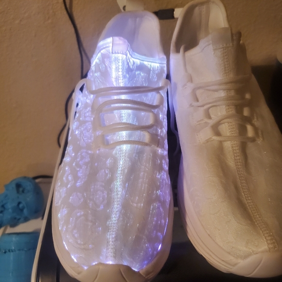 Shoes the light up at night and the size uk 40 us men 7  and us women 9.5 - Picture 7 of 11